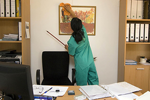 A women is cleaning a photoframe